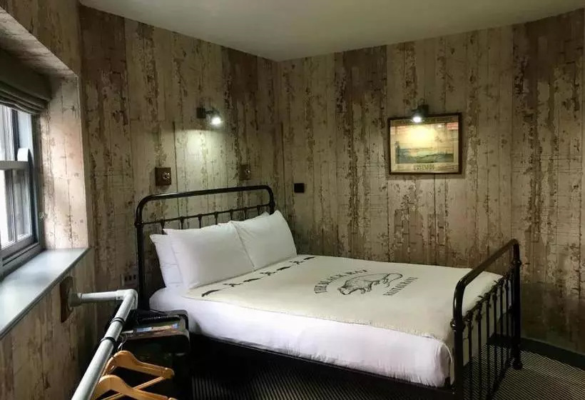 هاستل The Black Hole