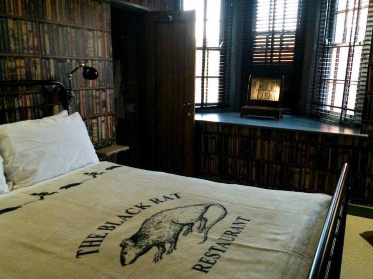 ユースホステル The Black Hole