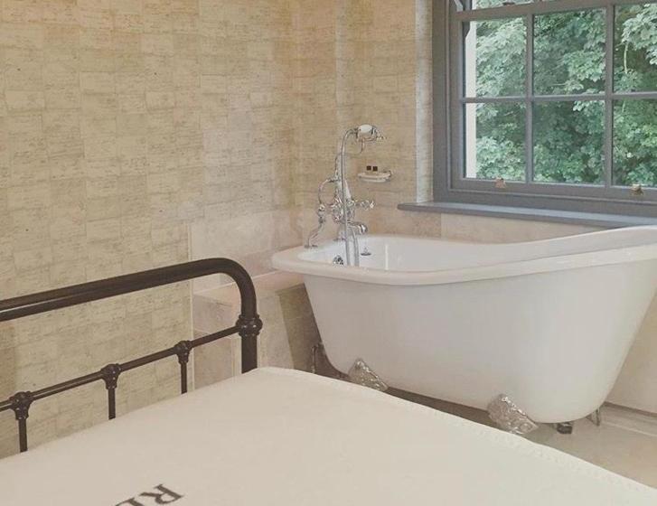 ユースホステル The Black Hole