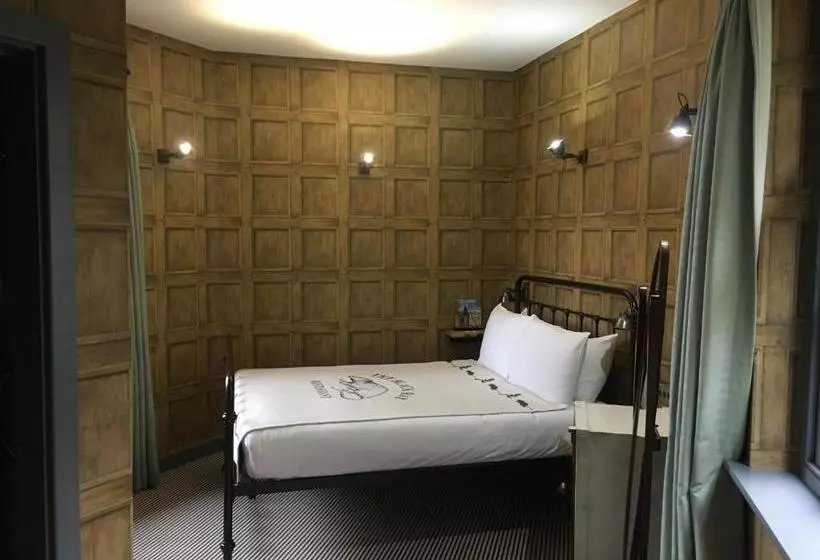 هاستل The Black Hole