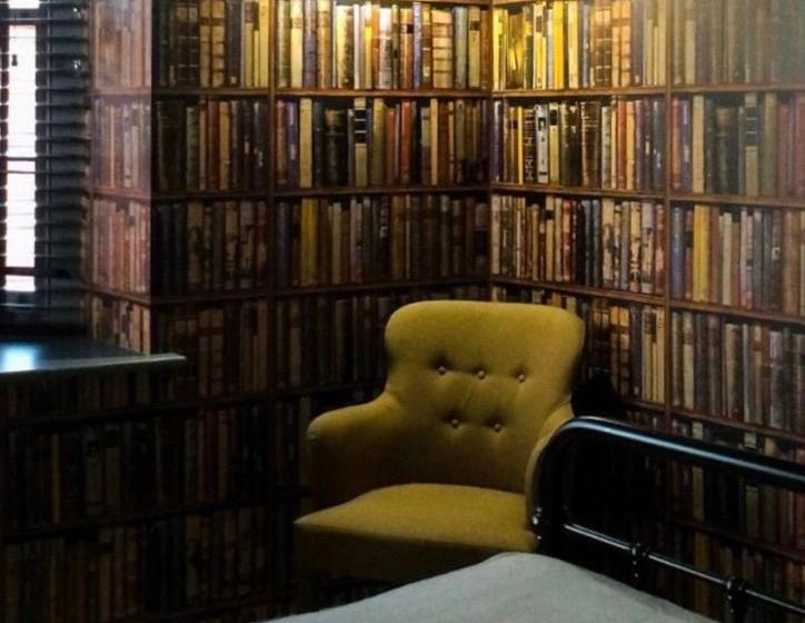 ユースホステル The Black Hole