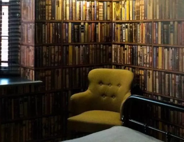 هاستل The Black Hole