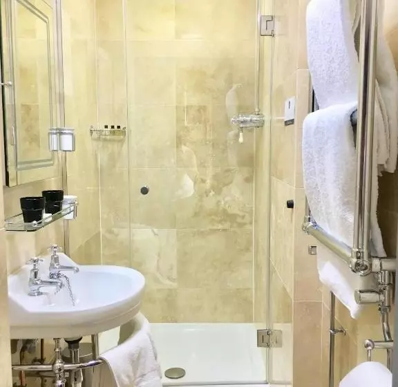 هاستل The Black Hole