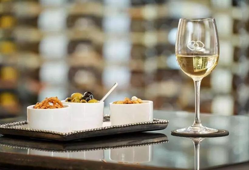 Отель Sofitel Montreal Golden Mile