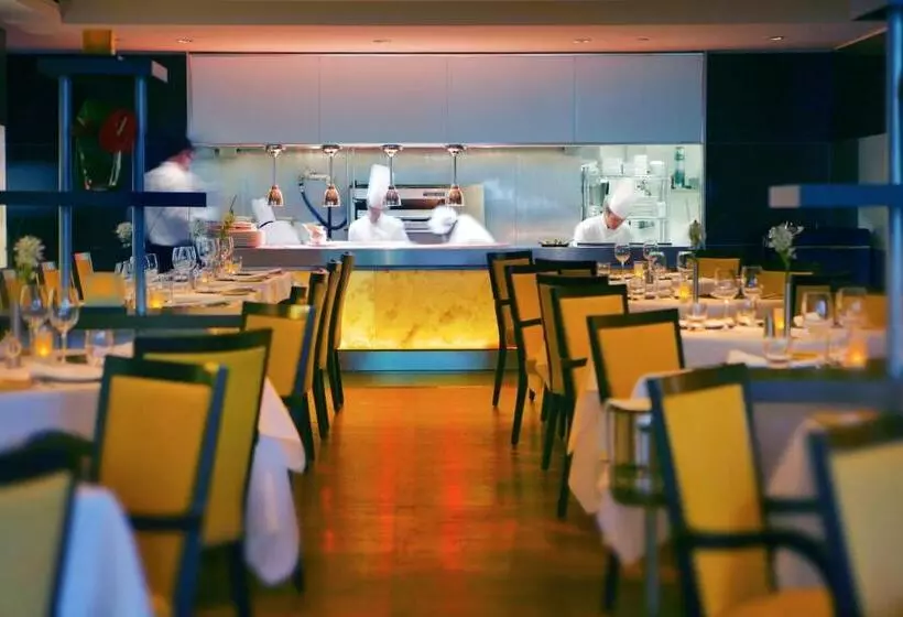 Отель Sofitel Montreal Golden Mile