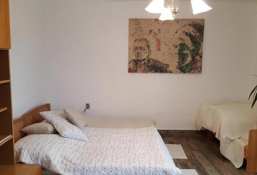 펜션 Farkaskő Vendégház