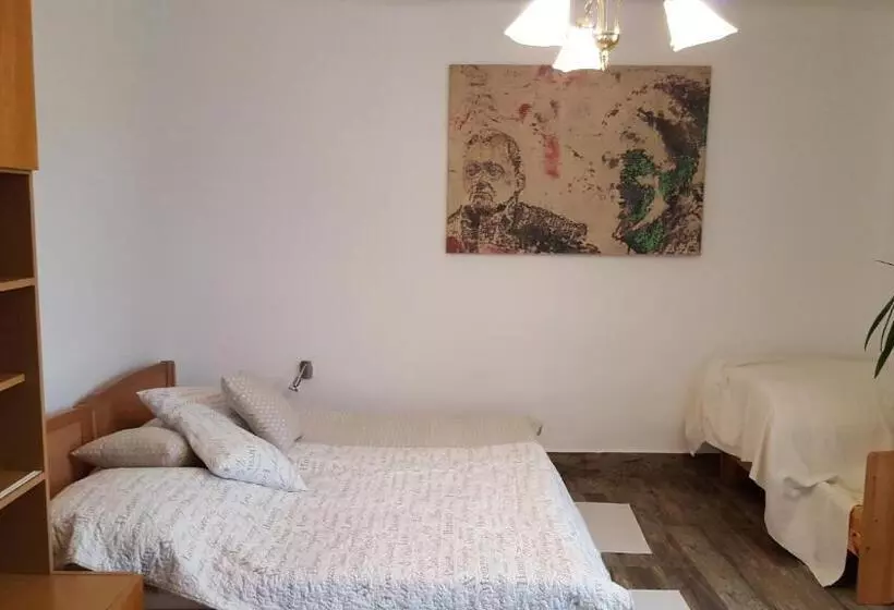 ペンション Farkaskő Vendégház