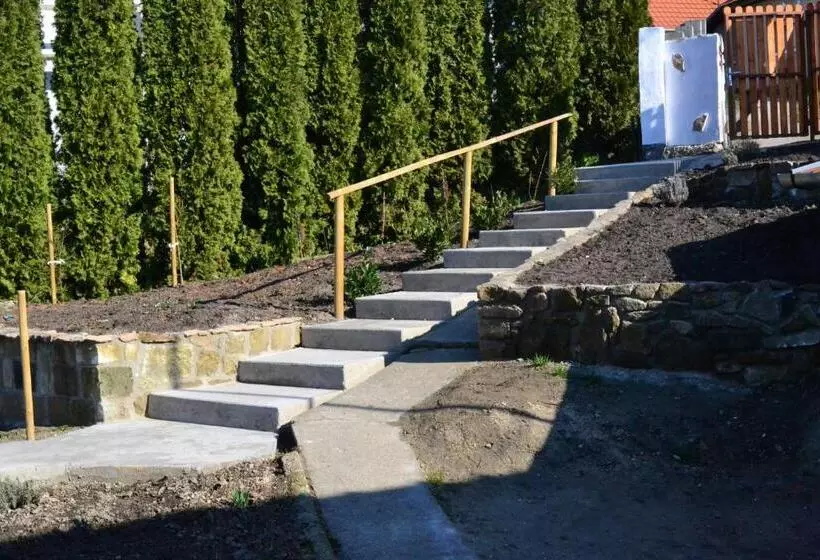 ペンション Farkaskő Vendégház