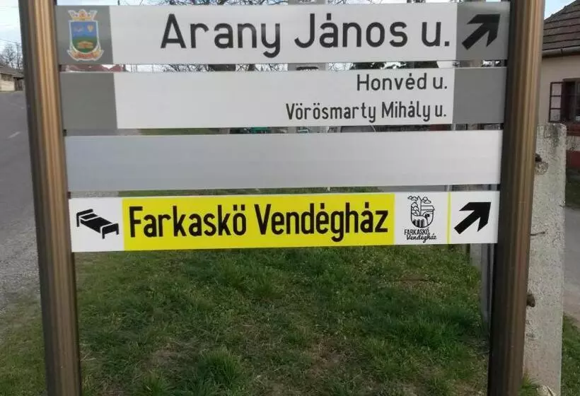 ペンション Farkaskő Vendégház