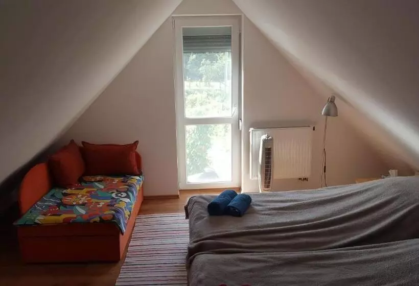 ペンション Farkaskő Vendégház