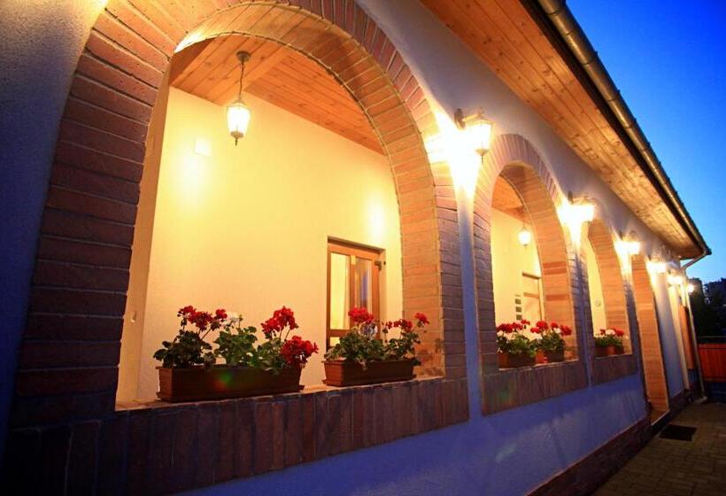 بنسيون Pizza Tábor Apartman