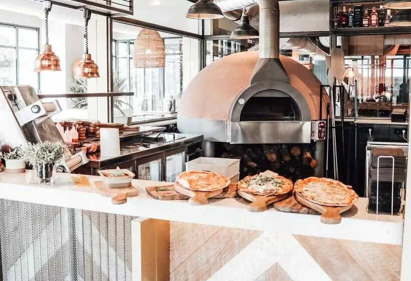 هتل Aravaca Village