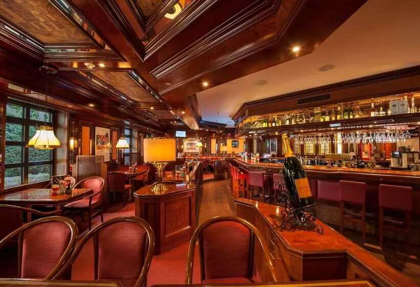 Отель Dorint Main Taunus Zentrum Frankfurt Sulzbach