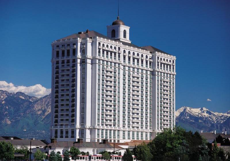 هتل Grand America