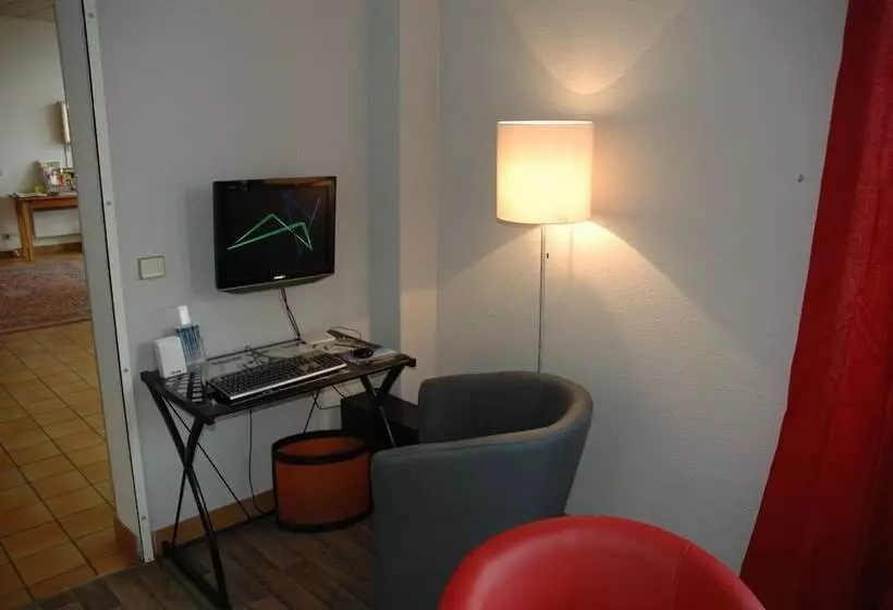 هتل Hôtel Restaurant Le Relais Pau Nord