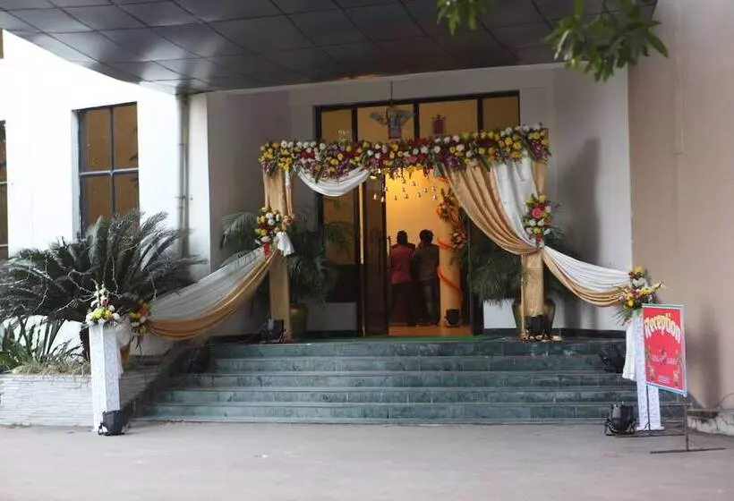 هتل Central Palms