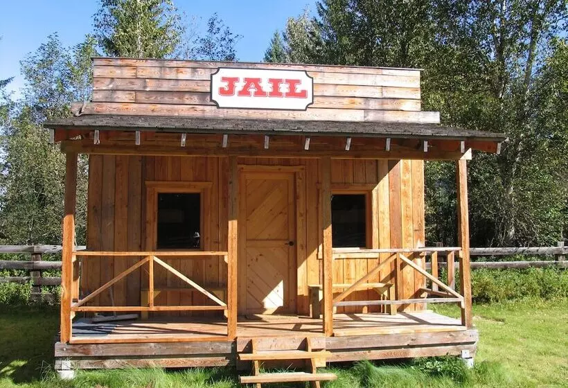 ホテル Fort Wells Gray Rustic Cabins Hostel