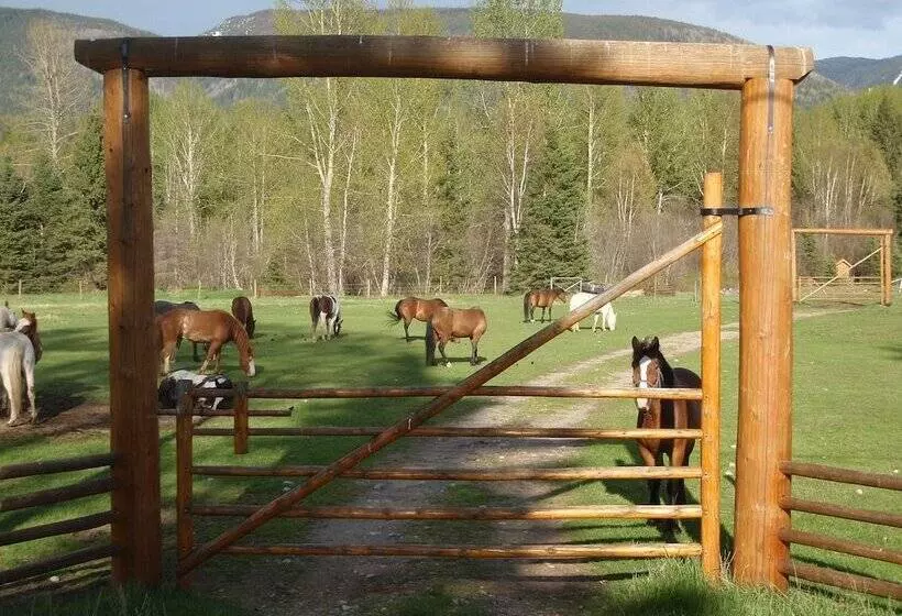 ホテル Fort Wells Gray Rustic Cabins Hostel