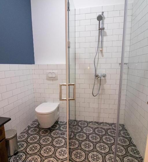 تختخواب و صبحانه Seven Cafe &