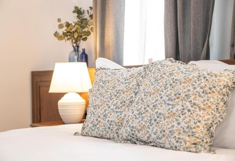 تختخواب و صبحانه Seven Cafe &