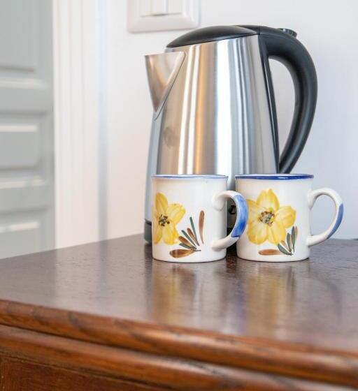 تختخواب و صبحانه Seven Cafe &