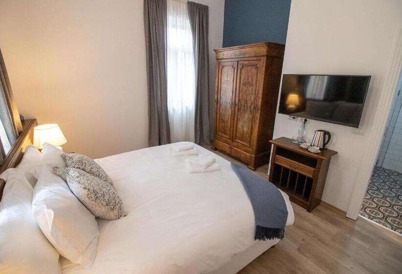 تختخواب و صبحانه Seven Cafe &