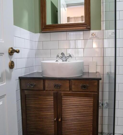 تختخواب و صبحانه Seven Cafe &