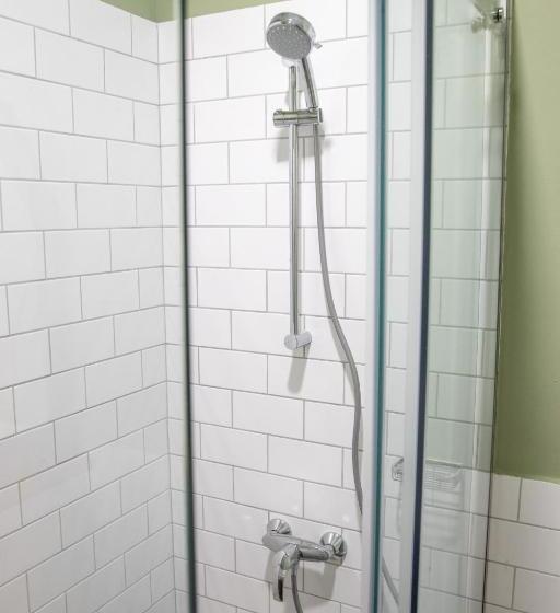 تختخواب و صبحانه Seven Cafe &