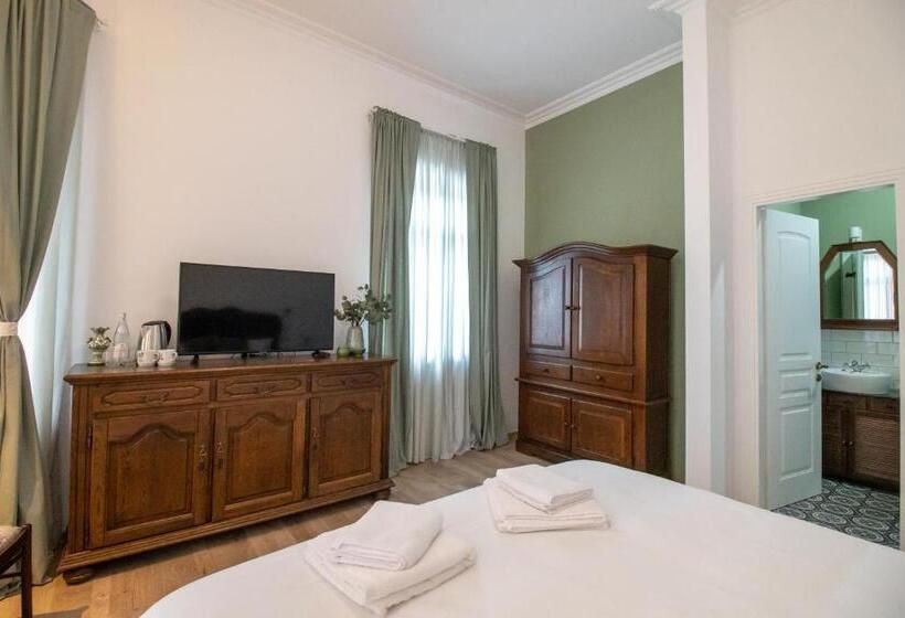 تختخواب و صبحانه Seven Cafe &