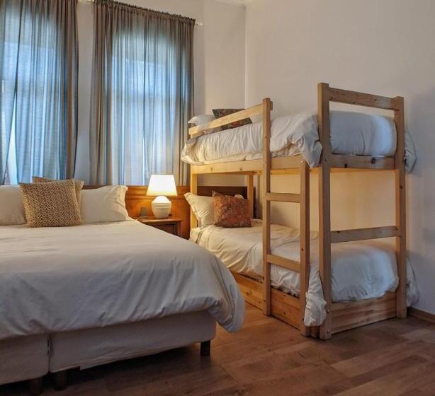 تختخواب و صبحانه Seven Cafe &