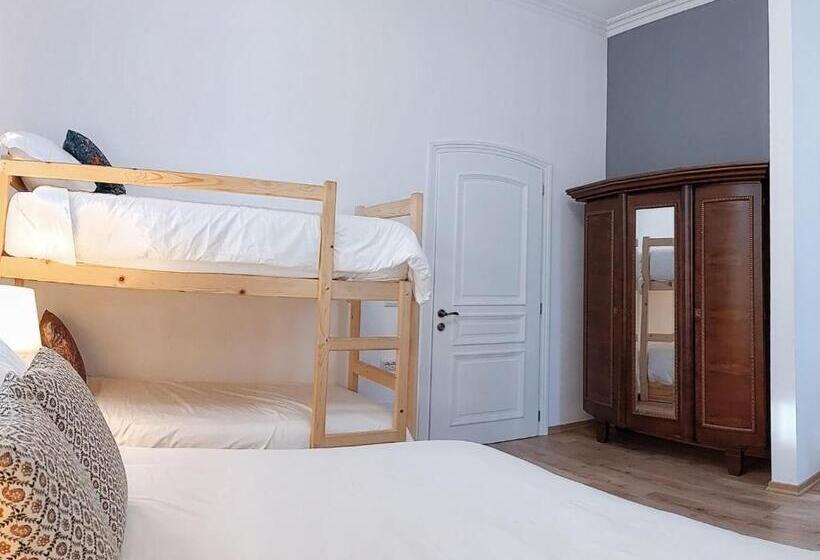 تختخواب و صبحانه Seven Cafe &