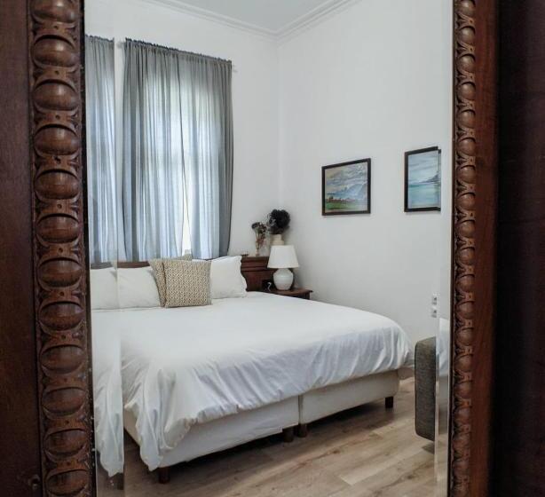 تختخواب و صبحانه Seven Cafe &