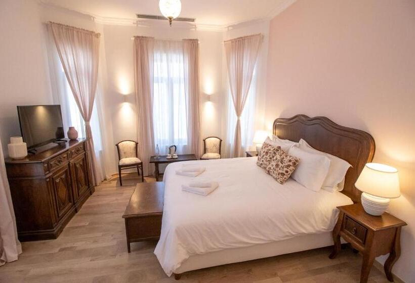 تختخواب و صبحانه Seven Cafe &