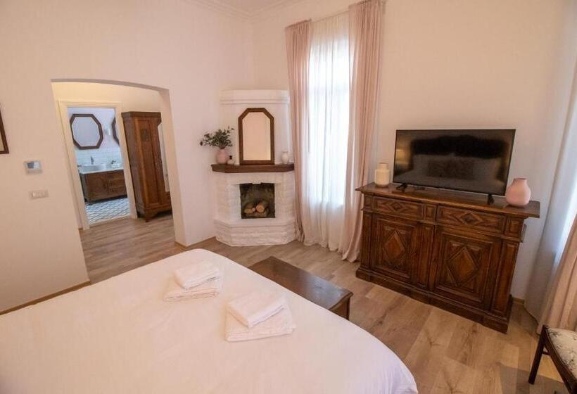 تختخواب و صبحانه Seven Cafe &