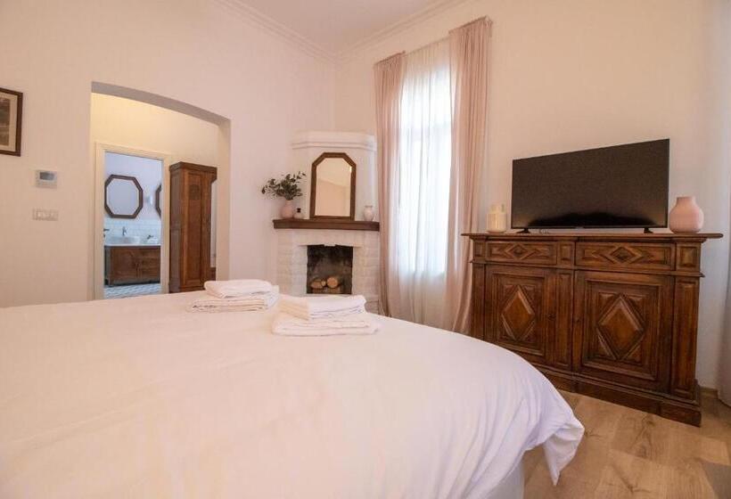 تختخواب و صبحانه Seven Cafe &