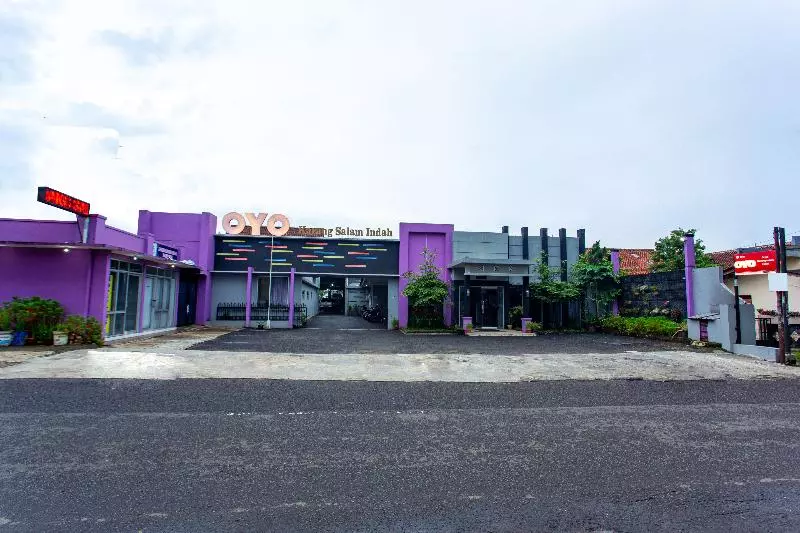 ホテル Oyo 3042 Griya Karangsalam Indah
