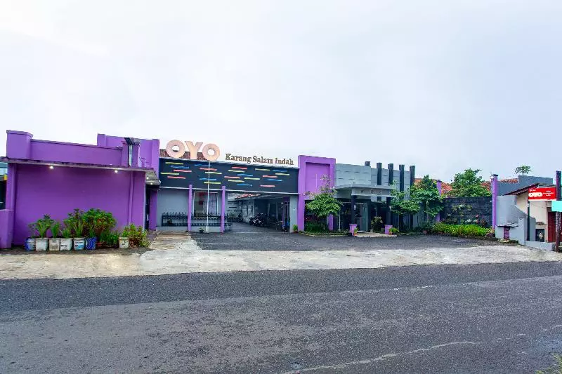 ホテル Oyo 3042 Griya Karangsalam Indah