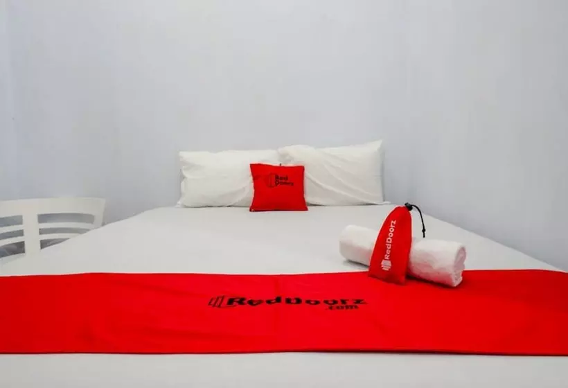 Hotelli Reddoorz Plus At Hawai Inn Near Mall Of Panakukang