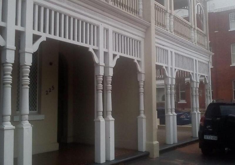 ユースホステル Northlodge Central City Apartments