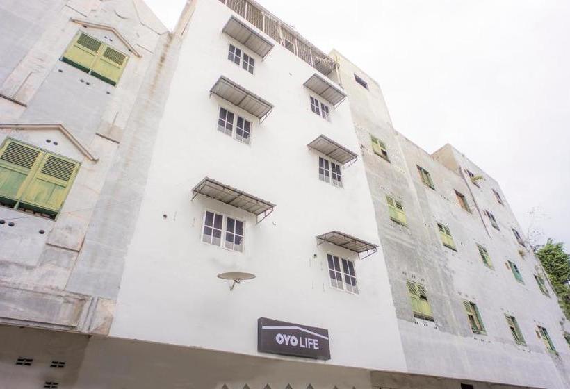 هتل Oyo Life 2366 Gatsu Kost
