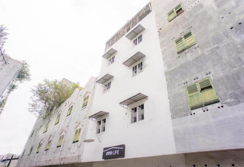 هتل Oyo Life 2366 Gatsu Kost