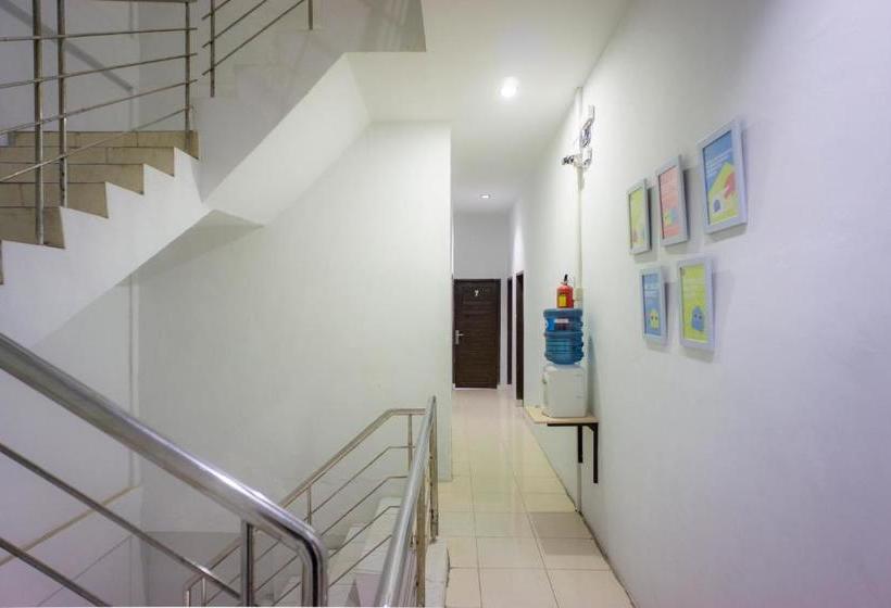 هتل Oyo Life 2366 Gatsu Kost