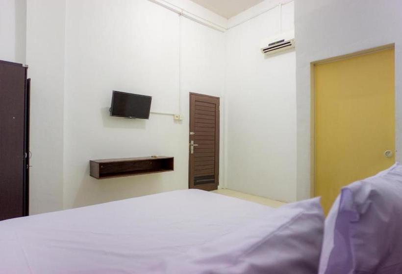 هتل Oyo Life 2366 Gatsu Kost