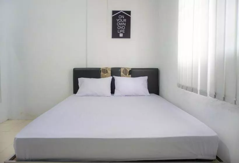 ホテル Oyo Life 2366 Gatsu Kost