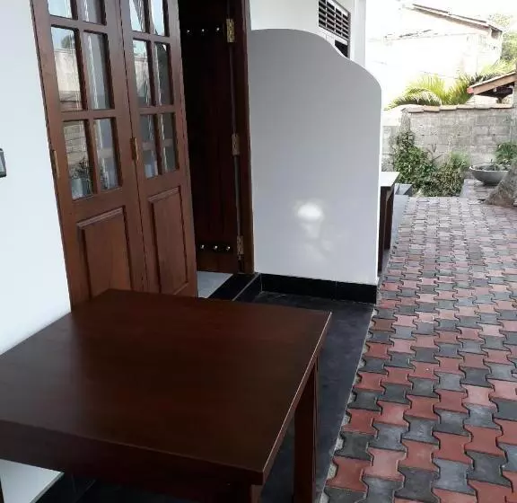 تختخواب و صبحانه The Wave's Guest House