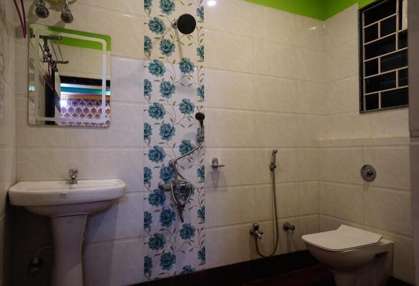 هتل Tirupati Lodge Njp