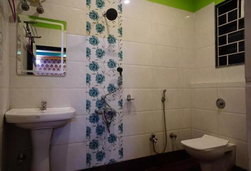 ホテル Tirupati Lodge Njp