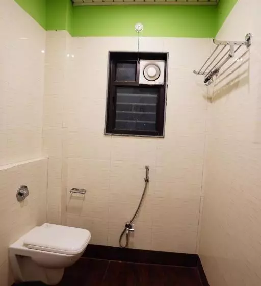 ホテル Tirupati Lodge Njp