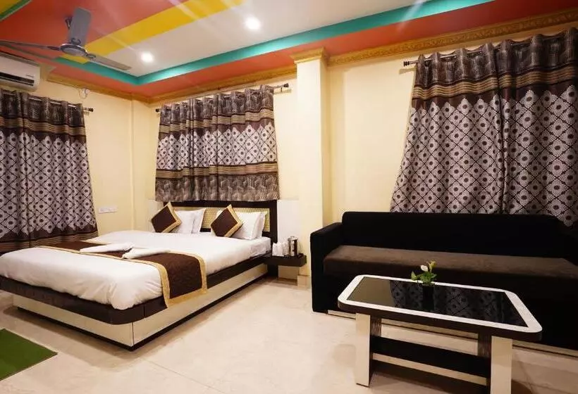 ホテル Tirupati Lodge Njp