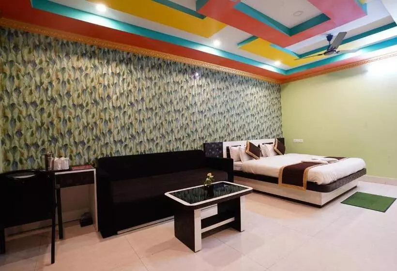 ホテル Tirupati Lodge Njp